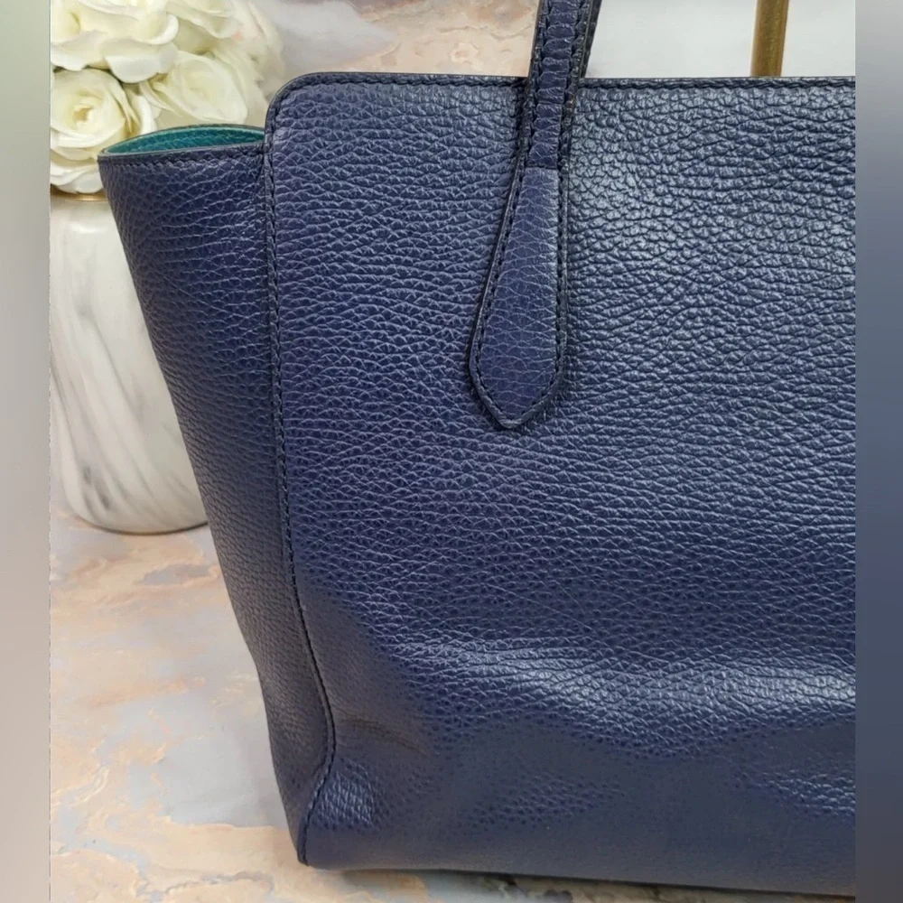 Gucci pebbled swing tote bag blue